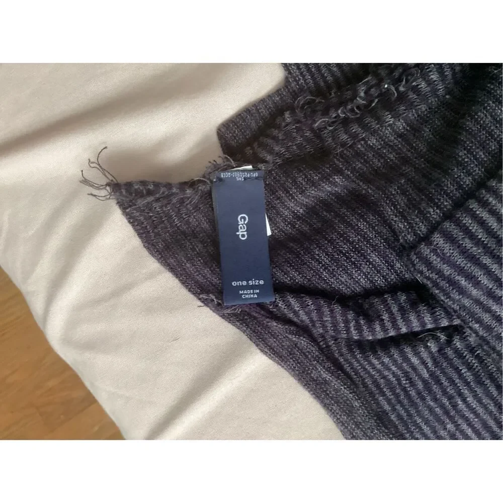 Gap Gray And Black Scarf